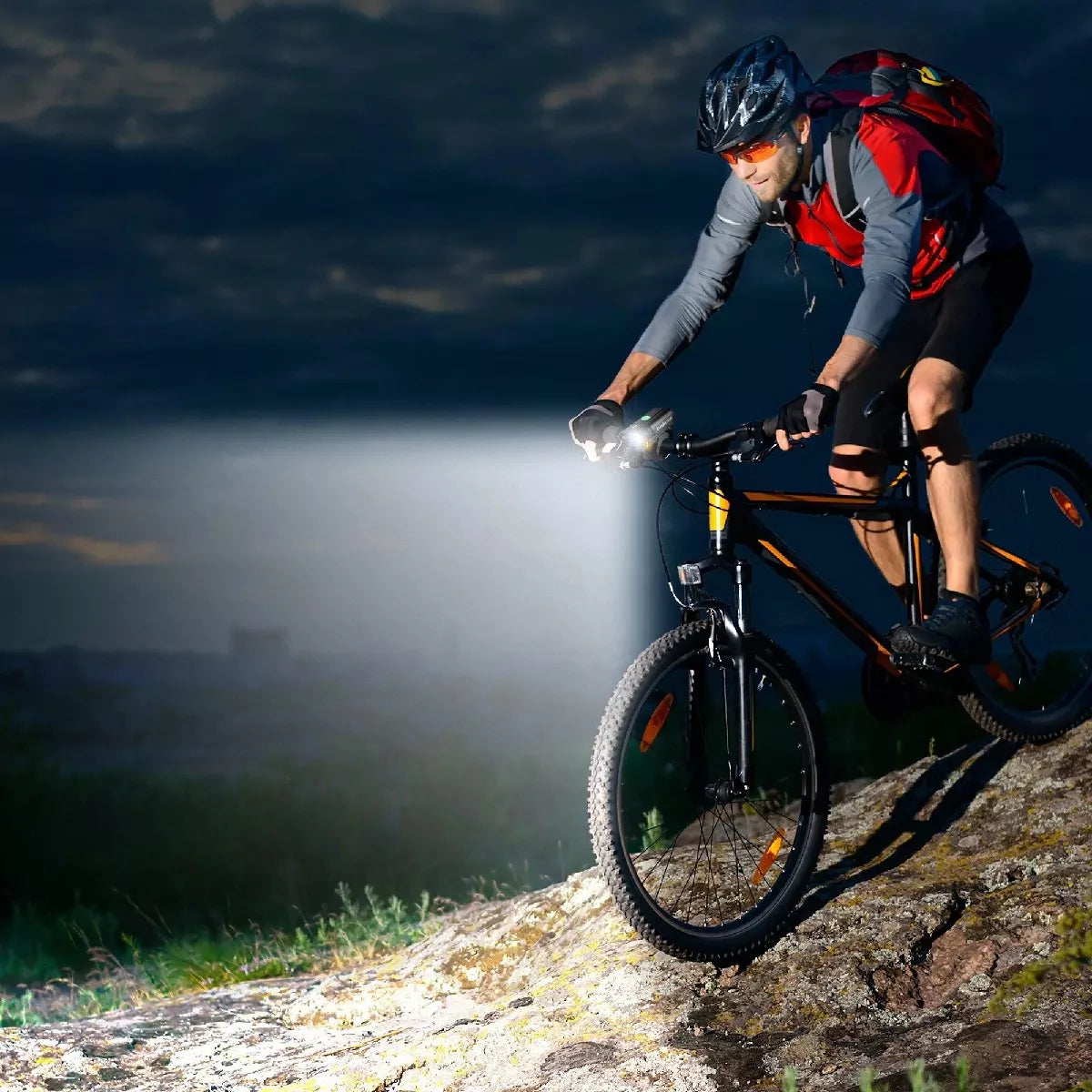 Luz LED delantera recargable para bicicleta.